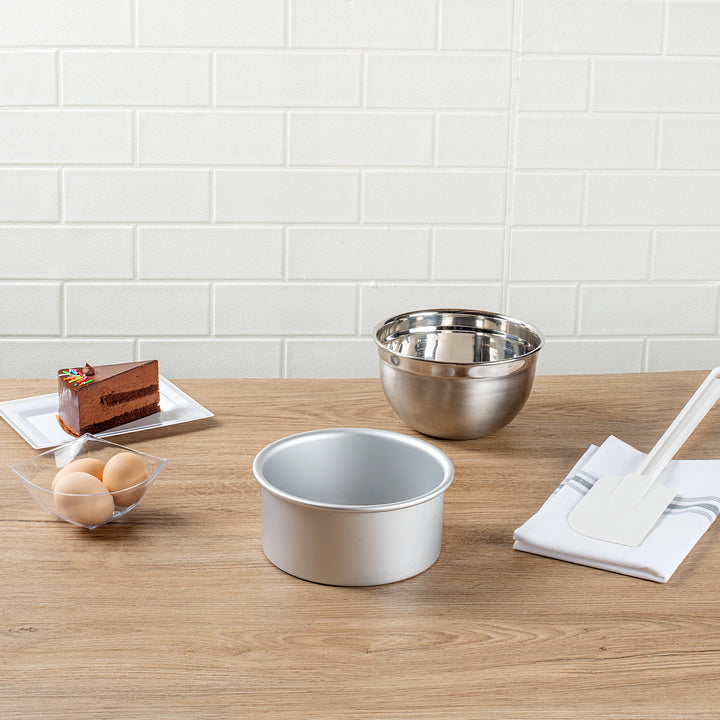 Restaurantware Met Lux 6 x 6 x 3 Inch Cake Pans, Aluminum, Round, Straight-Sided - Restaurant Equipment and Smallwares - Canadian Distribution - Ships Free Within Canada on Orders Above CAD $199
