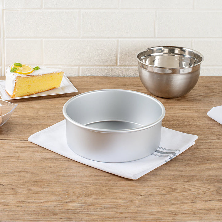 Restaurantware Met Lux 8 x 8 x 3 Inch Cake Pans, Aluminum, Round, Straight-Sided - Restaurant Equipment and Smallwares - Canadian Distribution - Ships Free Within Canada on Orders Above CAD $199