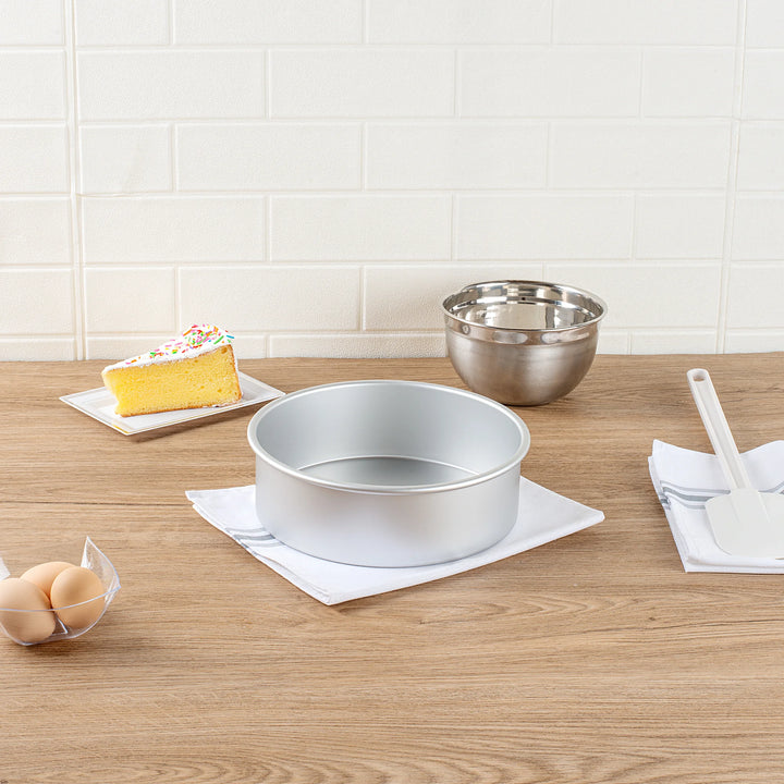 Restaurantware Met Lux 9 x 9 x 3 Inch Cake Pans, Aluminum, Round, Straight-Sided - Restaurant Equipment and Smallwares - Canadian Distribution - Ships Free Within Canada on Orders Above CAD $199