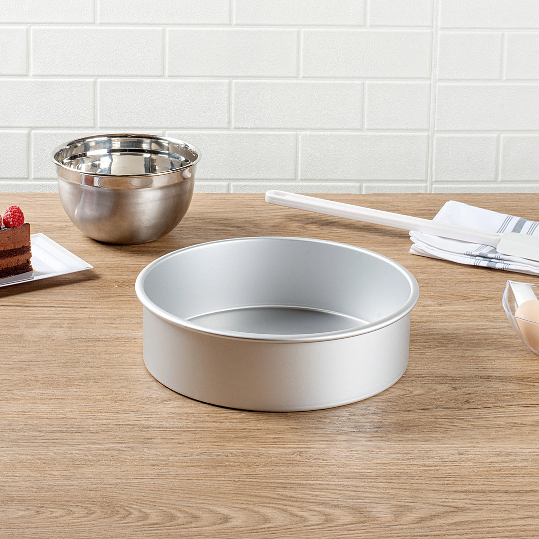 Restaurantware Met Lux 10 x 10 x 3 Inch Cake Pans, Aluminum, Round, Straight-Sided - Restaurant Equipment and Smallwares - Canadian Distribution - Ships Free Within Canada on Orders Above CAD $199