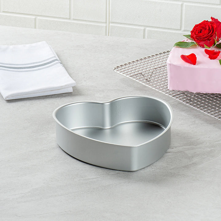 Restaurantware Met Lux 8 x 8 x 2 Inch Cake Pans, Aluminum, Heart-Shaped - Restaurant Equipment and Smallwares - Canadian Distribution - Ships Free Within Canada on Orders Above CAD $199