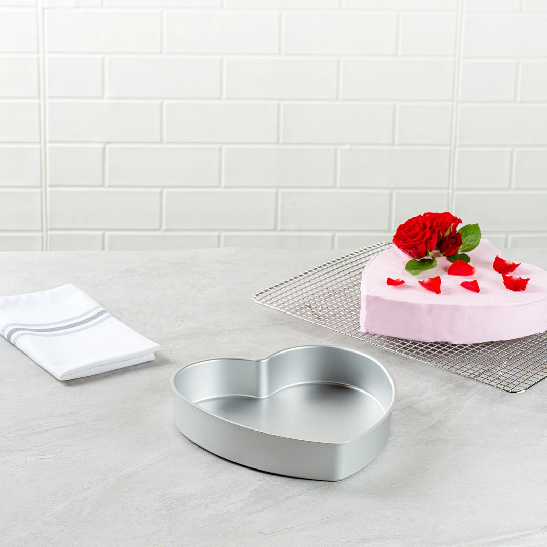 Restaurantware Met Lux 10 x 10 x 2 Inch Cake Pans, Aluminum, Heart-Shaped - Restaurant Equipment and Smallwares - Canadian Distribution - Ships Free Within Canada on Orders Above CAD $199
