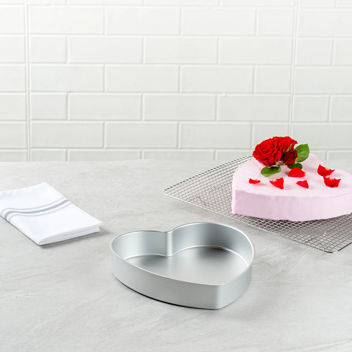Restaurantware Met Lux 10 x 10 x 2 Inch Cake Pans, Aluminum, Heart-Shaped - Restaurant Equipment and Smallwares - Canadian Distribution - Ships Free Within Canada on Orders Above CAD $199