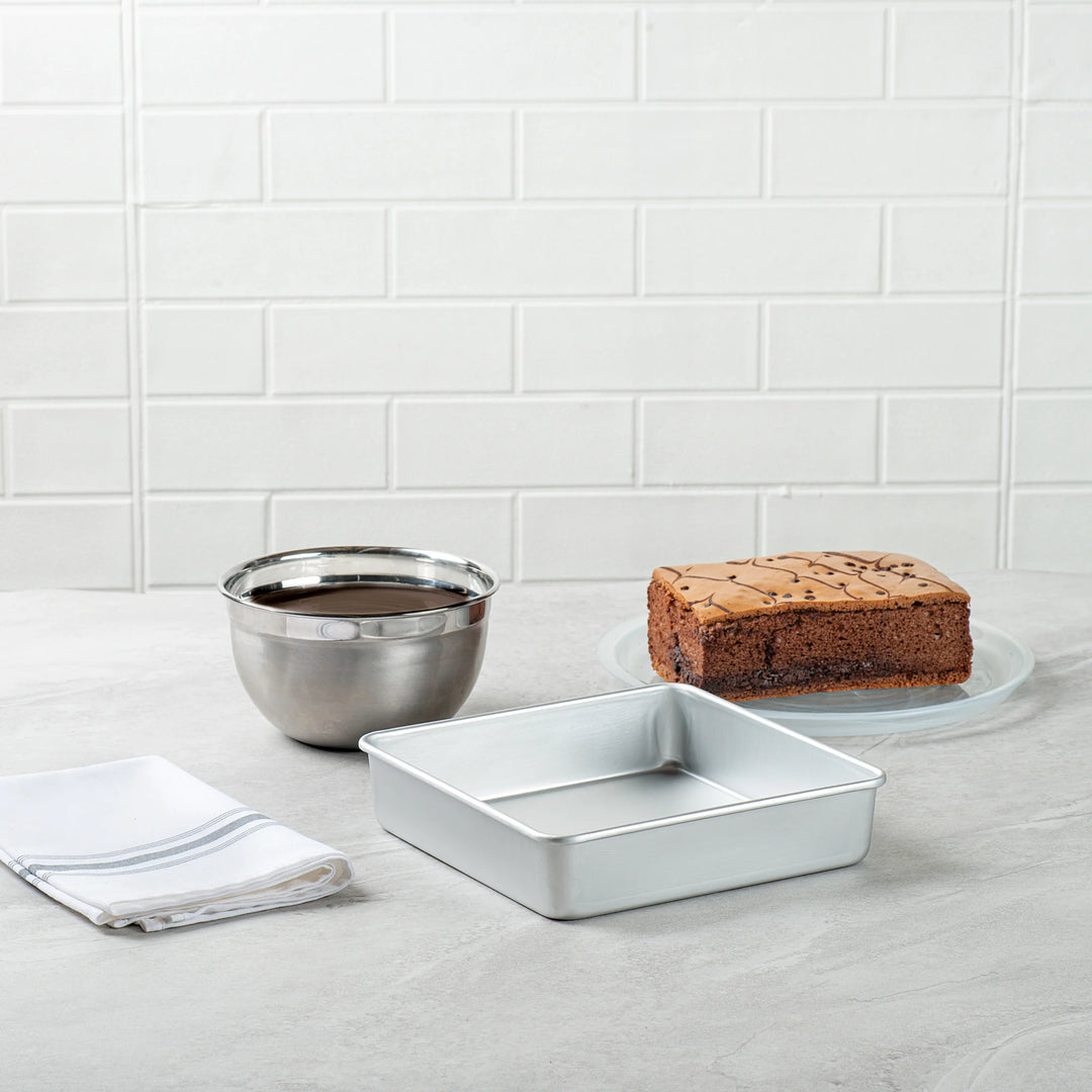 Restaurantware Met Lux 8 x 8 x 2 Inch Cake Pans, Aluminum, Square - Restaurant Equipment and Smallwares - Canadian Distribution - Ships Free Within Canada on Orders Above CAD $199
