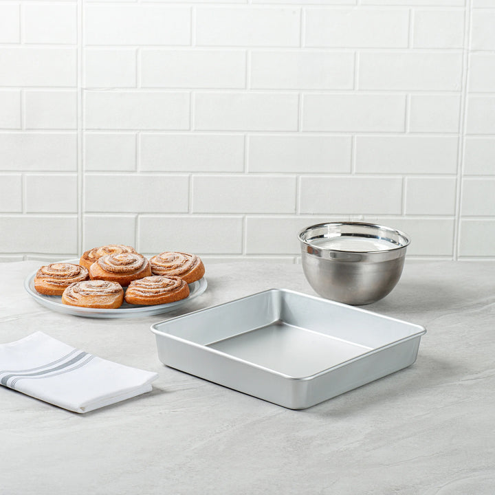 Restaurantware Met Lux 10 x 10 x 2 Inch Cake Pans, Aluminum, Square - Restaurant Equipment and Smallwares - Canadian Distribution - Ships Free Within Canada on Orders Above CAD $199