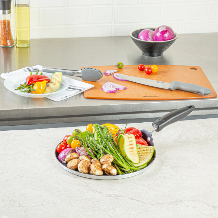 Restaurantware Met Lux 10 Inch Non-Stick Griddles, Bakelite Handles, Aluminum, Round - Restaurant Equipment and Smallwares - Canadian Distribution - Ships Free Within Canada on Orders Above CAD $199