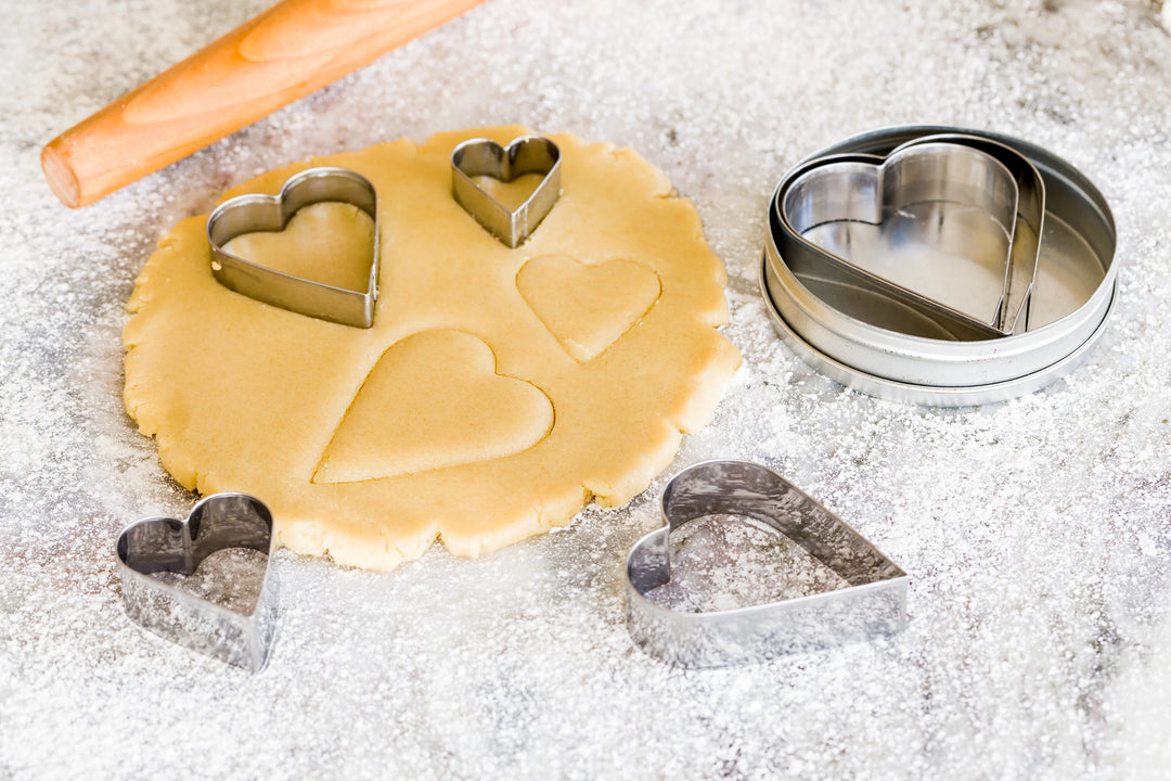 Restaurantware Pastry Tek 6-Piece Metal Heart Cookie Cutter Set, In Round Tin Box - Restaurant Equipment and Smallwares - Canadian Distribution - Ships Free Within Canada on Orders Above CAD $199