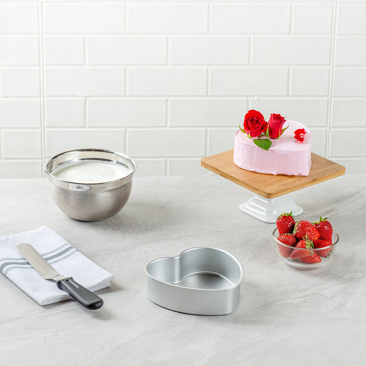 Restaurantware Met Lux Aluminum Heart Cake Pans, 6 X 6 X 2In - Restaurant Equipment and Smallwares - Canadian Distribution - Ships Free Within Canada on Orders Above CAD $199
