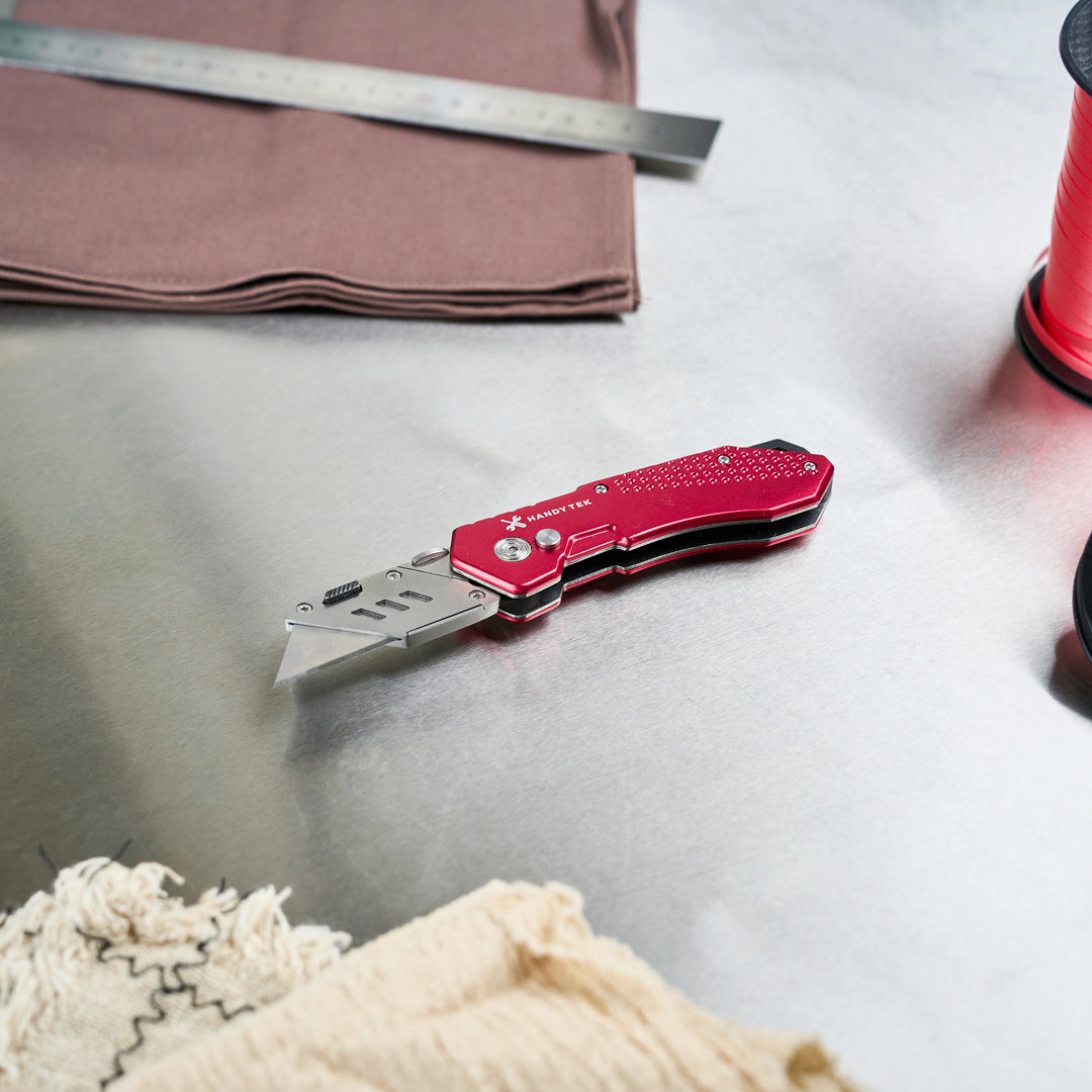 Restaurantware Heavy-Duty Folding Utility Knives, Quick Change Lock-Back, Red, 6.75 Inch - Restaurant Equipment and Smallwares - Canadian Distribution - Ships Free Within Canada on Orders Above CAD $199