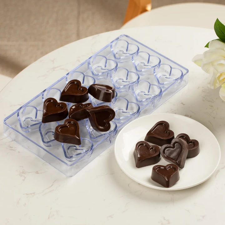 Restaurantware Pastry Tek 18-Compartment Heart Outline Candy & Chocolate Mold, Polycarbonate - Restaurant Equipment and Smallwares - Canadian Distribution - Ships Free Within Canada on Orders Above CAD $199