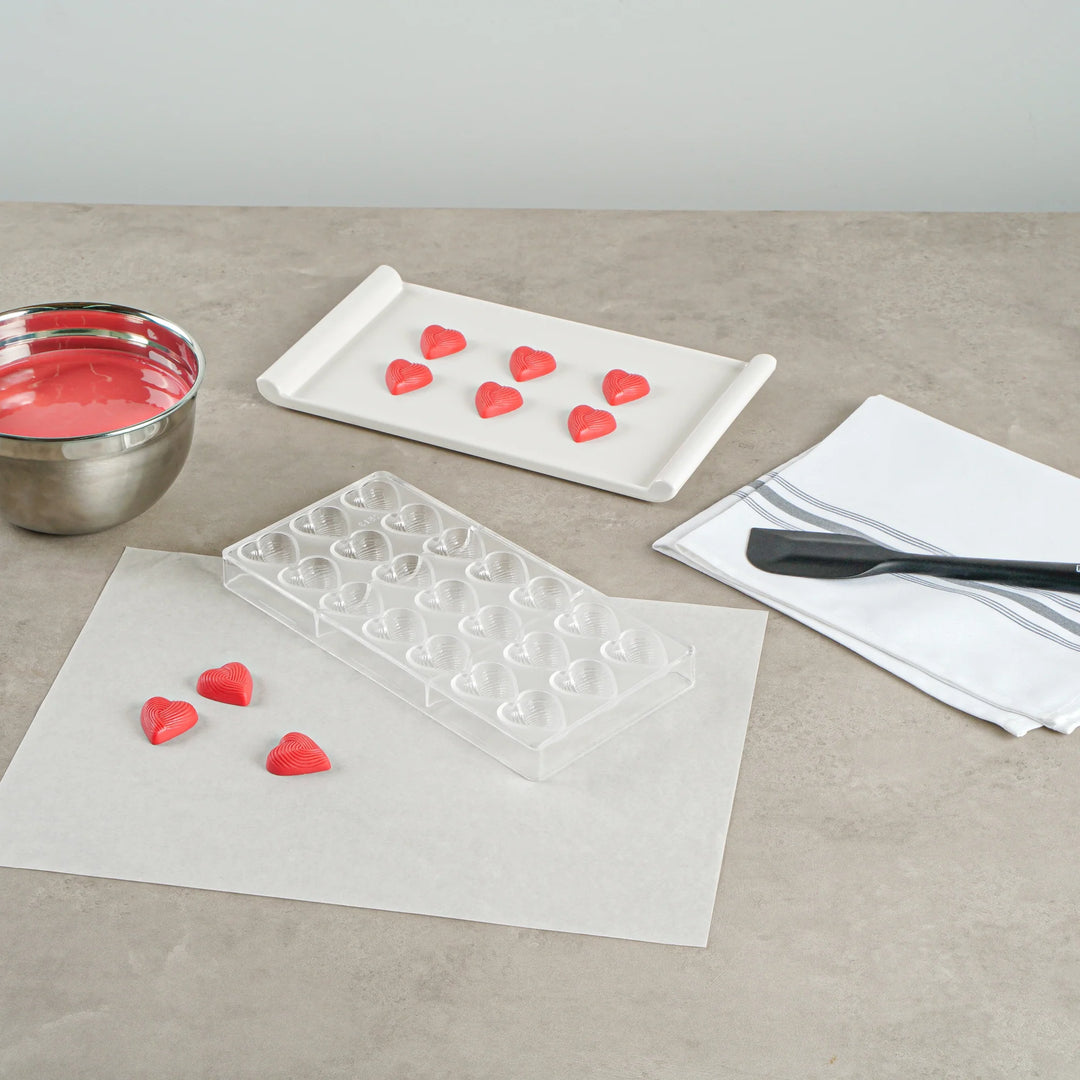 Restaurantware Pastry Tek 21-Compartment Thread Heart Candy & Chocolate Molds, Polycarbonate - Restaurant Equipment and Smallwares - Canadian Distribution - Ships Free Within Canada on Orders Above CAD $199