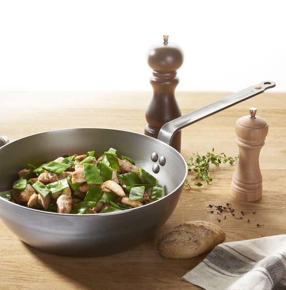 DE BUYER Mineral B Carbon Steel Country Fry Pan with Long Handle, 9.5 in (24 cm) - Canadian Distribution - Ships Free Within Canada on Orders Above CAD $199