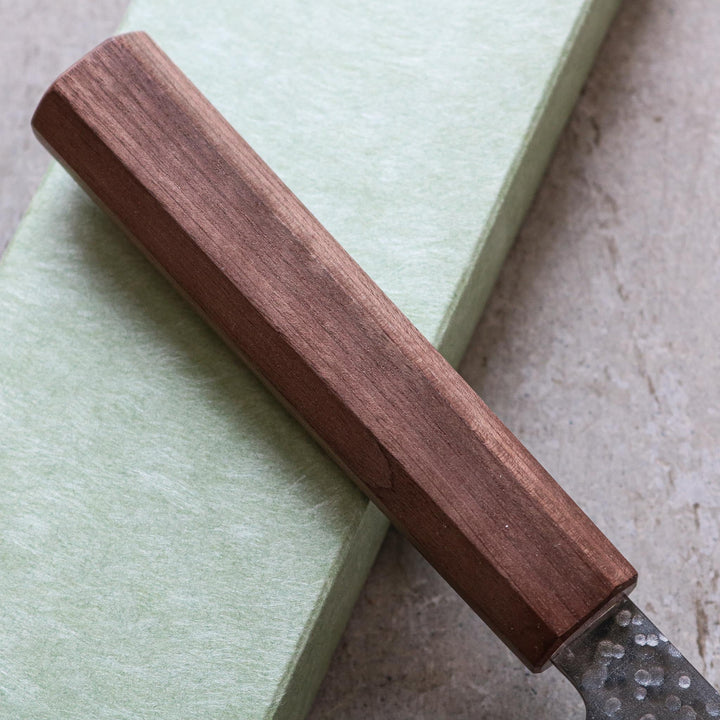 Makoto Kurosaki Santoku Tsuchime en acier damassé 165 mm