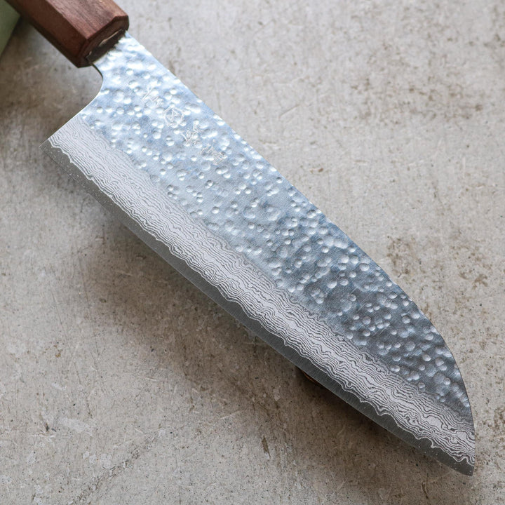 Makoto Kurosaki Santoku Tsuchime en acier damassé 165 mm