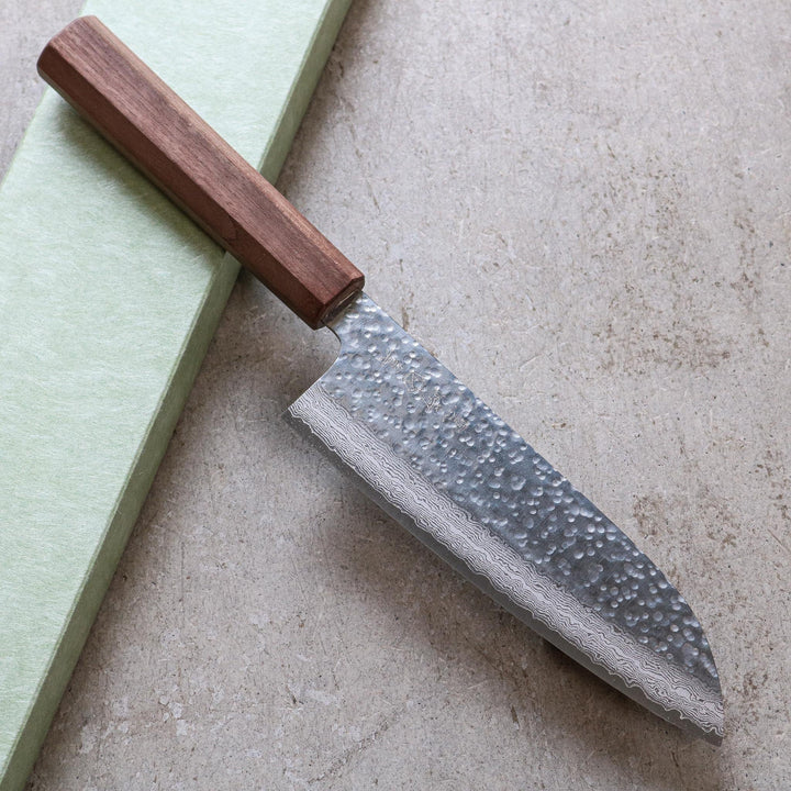 Makoto Kurosaki Santoku Tsuchime en acier damassé 165 mm