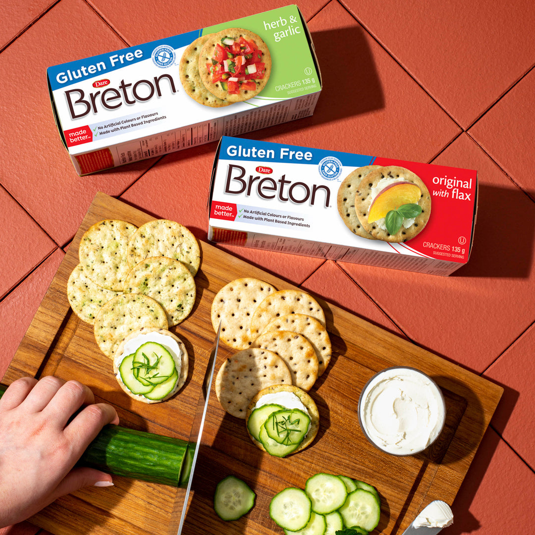 Cracker Garlic & Herb Breton - 12 x 135 g - Dare - Restaurant and Foodservice Ingredients - Canadian Distribution